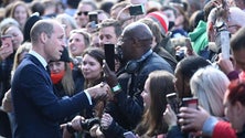 Imagem de William ao lado do pai Rei saúda multidão