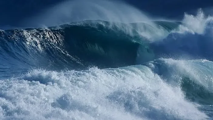 Ondas podem chegar aos cinco metros na costa norte