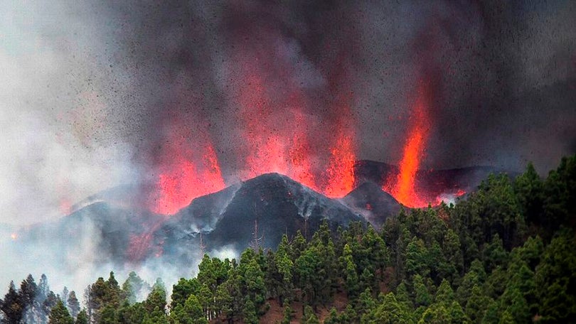 Vulcão nas Canárias volta a expelir lava e cinzas