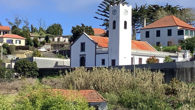 Capotou e caiu num barranco com 50 metros