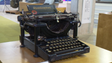 Máquina de escrever em exposição (vídeo)