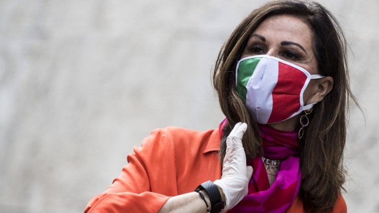 Covid-19: Itália quer uso obrigatório de máscara e estado de emergência até janeiro de 2021