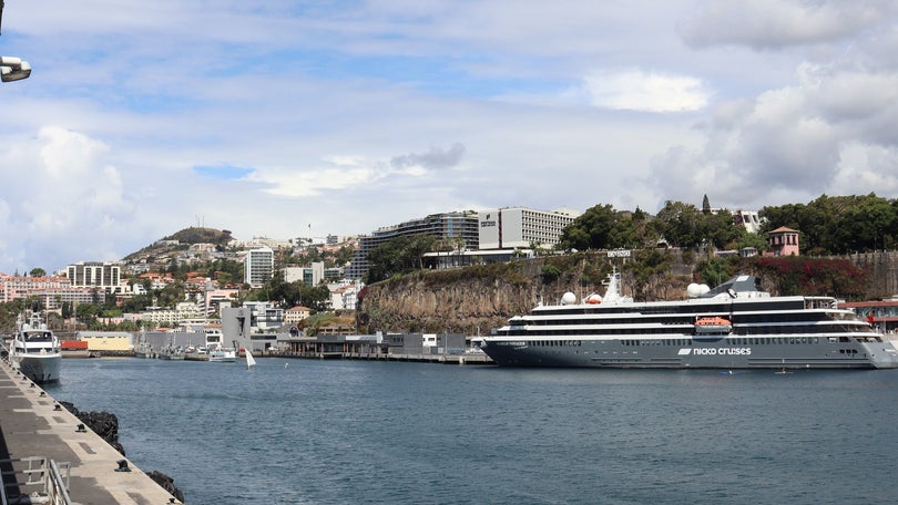 World Voyager desembarca/embarca turistas no Funchal