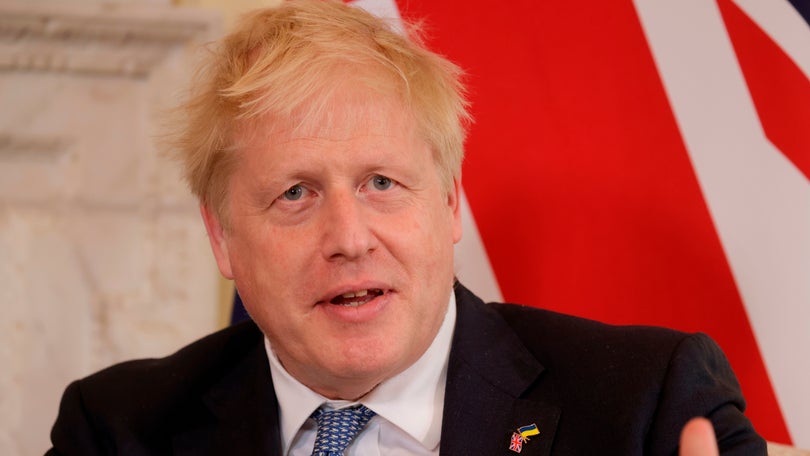 Imagem de Boris Johnson discute ajuda militar com Zelensky