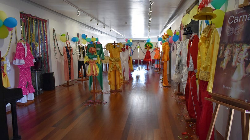 Imagem de Trajes e foliões