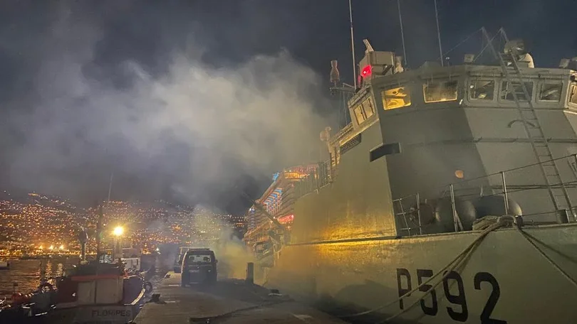 Imagem de NRP Mondego com os dois motores inoperantes, sem água e sem luz