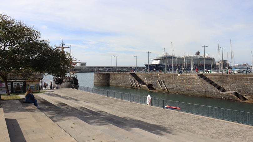 Imagem de `Mein Schiff 4`  na Pontinha com 3.460 pessoas