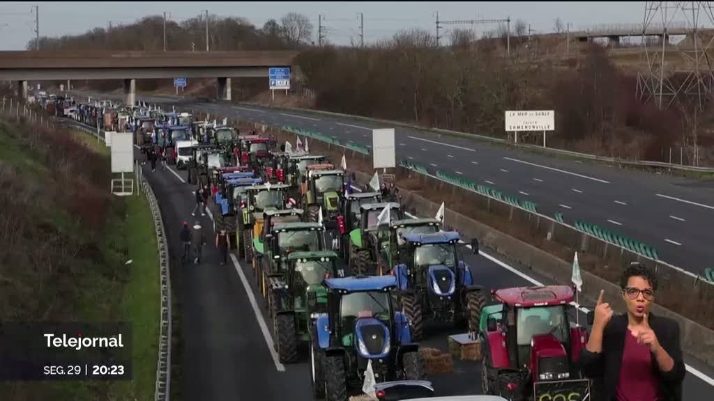Agricultores franceses bloqueam estradas de acesso a Paris