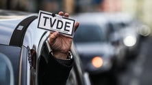 Imagem de Táxis e TVDE mantêm separadores entre condutor e passageiro