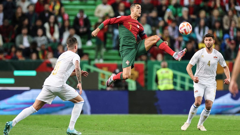 Imagem de Portugal goleia com bis de Cristiano Ronaldo