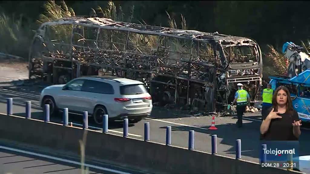Imagem de Autocarro em chamas obrigou ao corte do trânsito na A8