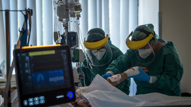 Imagem de PSD propõe mais férias e prémio de desempenho para trabalhadores do SNS que combatem Covid-19