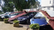 Imagem de Placas de zinco atingem viaturas junto ao hospital (áudio)