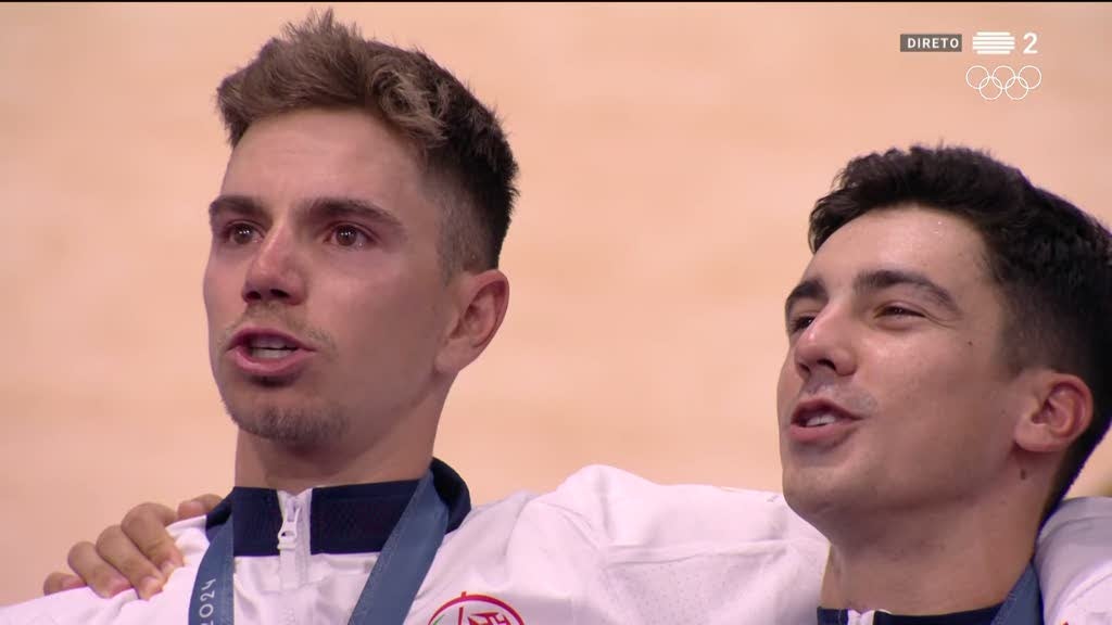 Iuri Leitão e Rui Oliveira emocionados na entrega da medalha de ouro