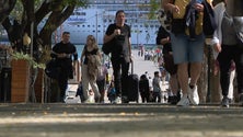Imagem de Milhares desembarcam numa cidade de portas fechadas (vídeo)