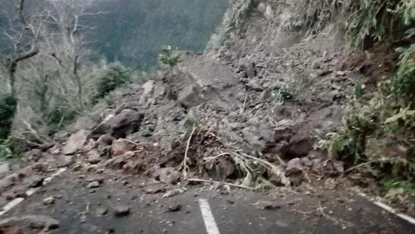 Estrada já foi desobstruída na ilha das Flores