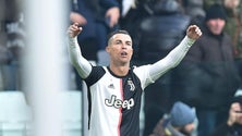 Imagem de Ronaldo marca mais dois golos