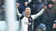 Imagem de Ronaldo marca mais dois golos
