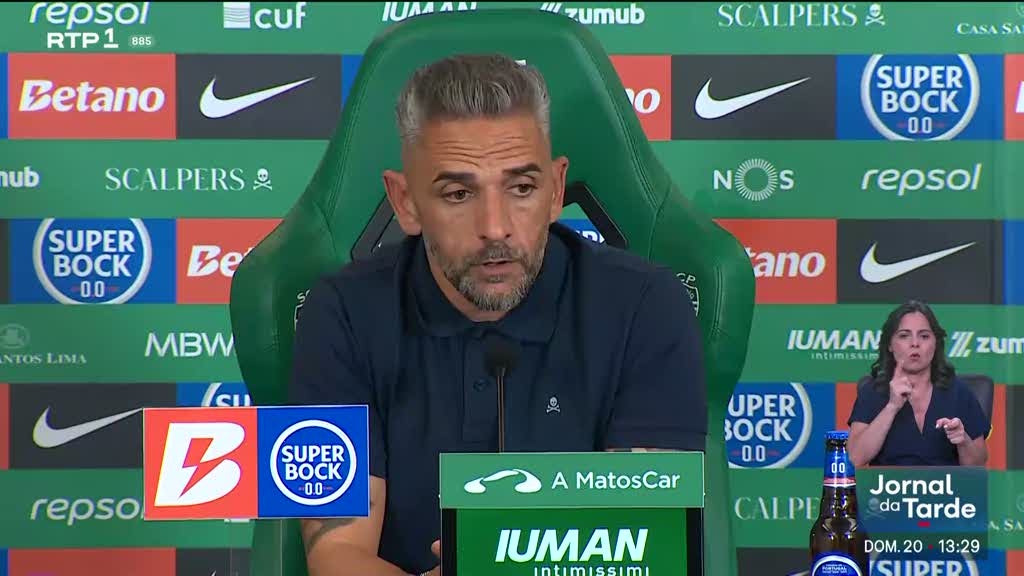 Imagem de Lenços brancos, contestação e insultos. "Natural", reage Rui Borges