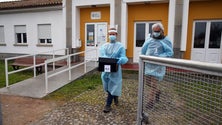 Imagem de Equipas de recolha de votos identificaram casos de violação de isolamento