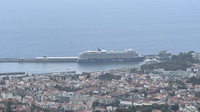 Porto do Funchal com dois navios, um deles em estreia