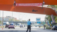 Ativistas do clima bloqueiam temporariamente trânsito Segunda Circular em Lisboa