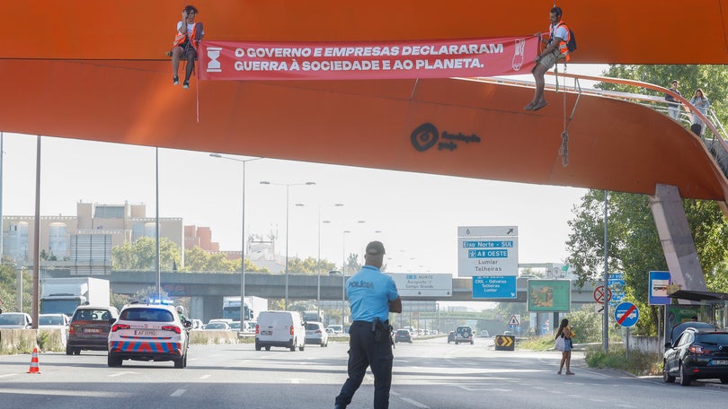 Imagem de Ativistas do clima bloqueiam temporariamente trânsito Segunda Circular em Lisboa