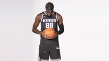Imagem de Neemias Queta assina «contrato padrão» com os Sacramento Kings