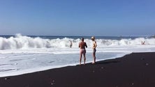Imagem de Banhistas desafiam mar agitado na Praia Formosa