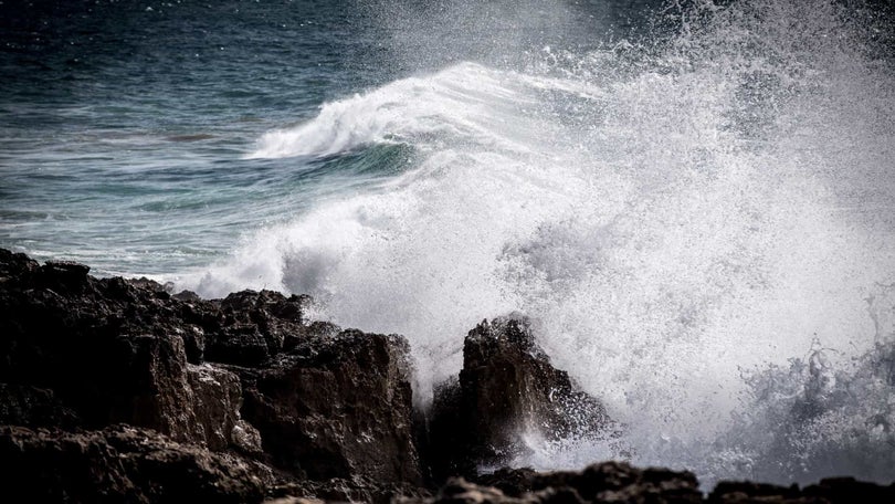 Imagem de Costa Norte e Porto Santo sob aviso amarelo devido à agitação marítima forte