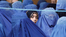 Imagem de Mulheres impedidas de embarcar em voos por falta de guardião masculino