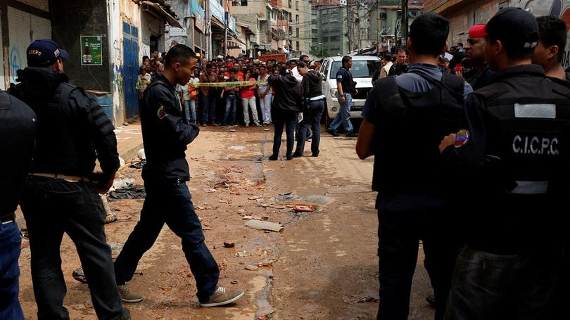 Imagem de Quatro mortos, 15 feridos e dezenas de detidos em pilhagens e protestos na Venezuela