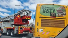 Imagem de Autocarro colide com carro dos bombeiros