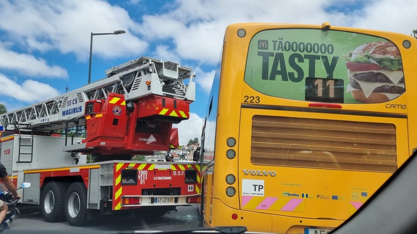 Imagem de Autocarro colide com carro dos bombeiros