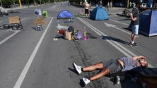 Imagem de Manifestantes instalam acampamento no centro de Sófia para exigir a saída do Governo búlgaro