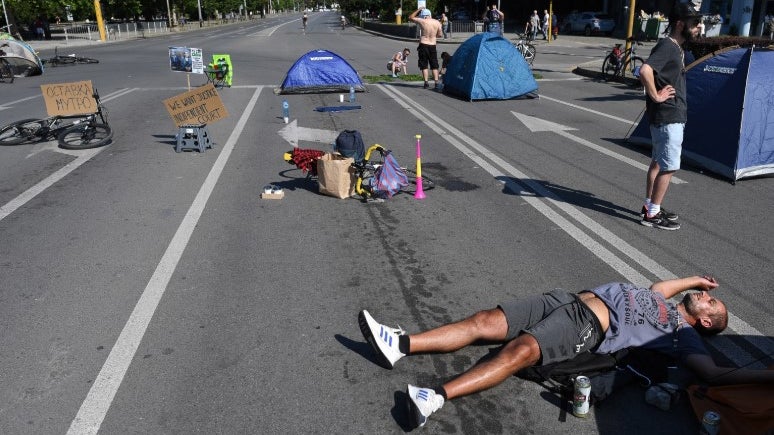 Manifestantes instalam acampamento no centro de Sófia para exigir a saída do Governo búlgaro