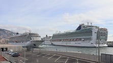 Imagem de Porto do Funchal com dois transatlânticos e um navio da rota da CAI
