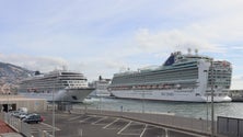 Porto do Funchal com dois transatlânticos e um navio da rota da CAI