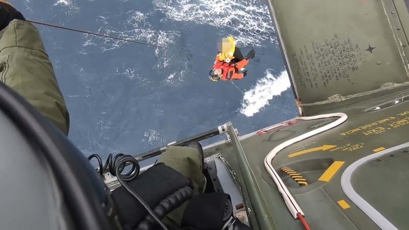 Imagem de FAP já resgatou 22 tripulantes de navio com incêndio