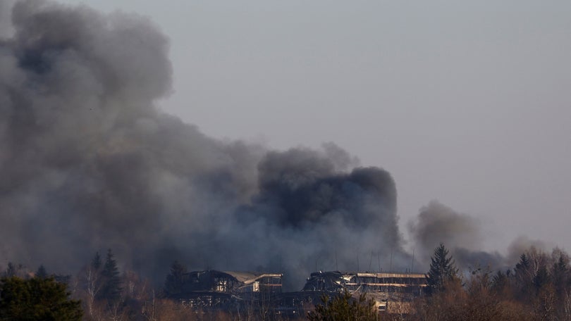Imagem de Mísseis russos atingem fábrica perto do aeroporto de Lviv