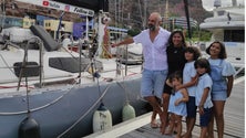 Imagem de Família a dar a volta ao mundo num veleiro está de passagem pela Marina da Calheta (Vídeo)