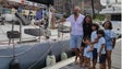 Imagem de Família a dar a volta ao mundo num veleiro está de passagem pela Marina da Calheta (Vídeo)