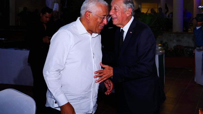 Imagem de Marcelo e Costa juntos na Guiné-Bissau para celebrar 50 anos de independência
