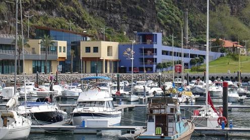 Iate ostentando bandeira espanhola deu entrada no Porto de Recreio da Calheta