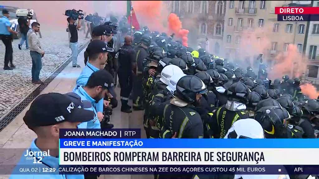 Bombeiros em protesto rompem barreira de segurança junto à AR