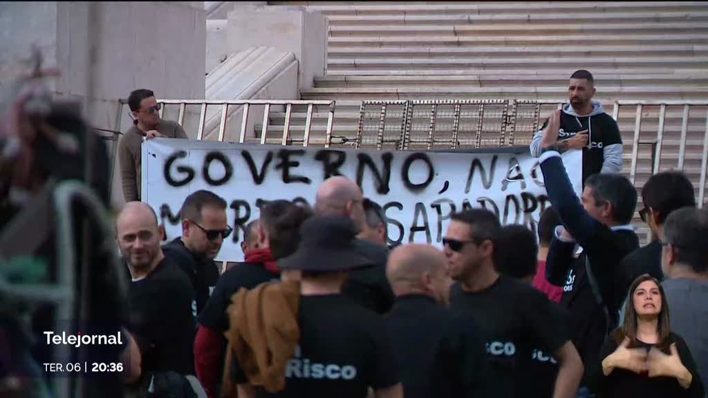 Bombeiros Sapadores Concentraram-se Junto às Escadarias Da Assembleia ...