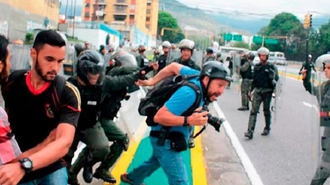 Imagem de Venezuela: Relatório diz que forças repressivas estão à caça de jornalistas