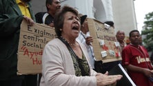 Imagem de Protestos junto à Cruz Vermelha em Caracas por alegado atraso na ajuda
