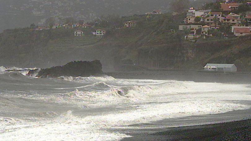 Imagem de Capitania do Funchal prolonga avisos de vento e agitação marítima até quarta-feira