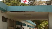 Imagem de Venezuela: Hospital iça bandeira da Cruz Vermelha para denunciar crise na saúde